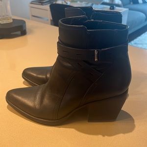 Black Naturalizer boots size 9
